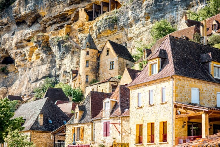 Vue panoramique de La-Roque-Gageac, village médiéval adossé à une falaise en Dordogne, France