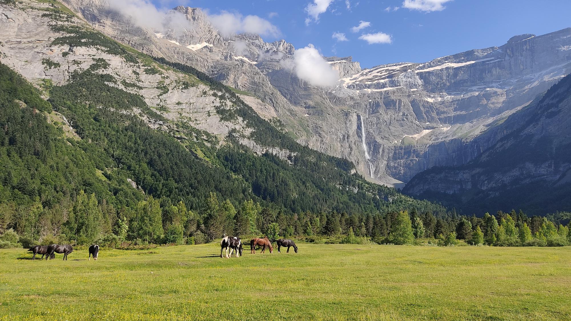 Vue panoramique du Cirque de Gavarnie avec sa cascade en France