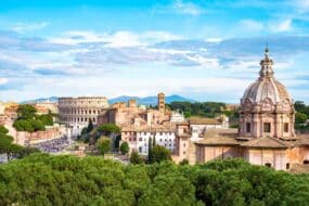 Vue panoramique du Colisée à Rome, amphithéâtre historique emblématique en Italie