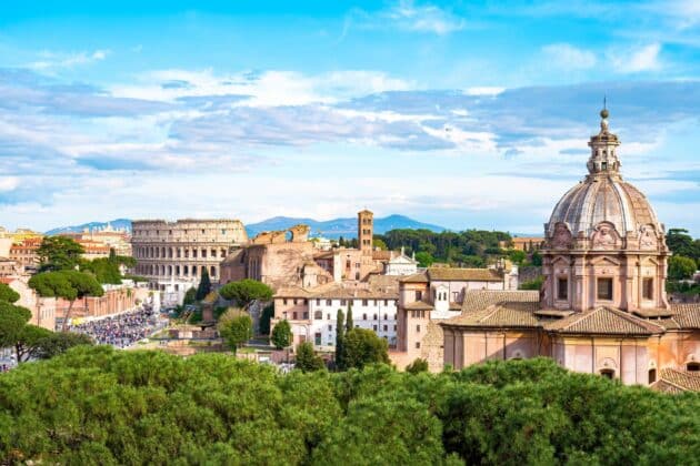 Vue panoramique du Colisée à Rome, amphithéâtre historique emblématique en Italie