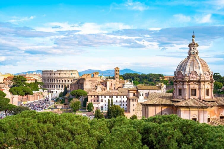 Vue panoramique du Colisée à Rome, amphithéâtre historique emblématique en Italie