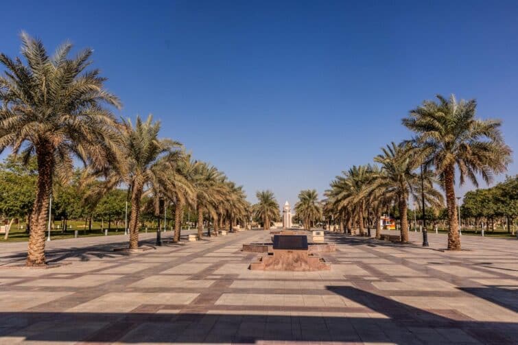 Vue panoramique du parc King Abdullah à Riyad, Arabie saoudite, montrant des chemins éclairés et des jets d'eau