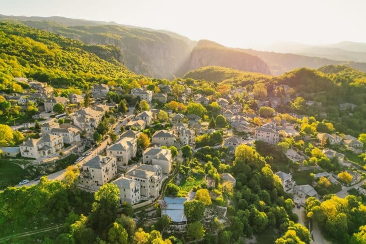 Vue panoramique sur les gorges de Vikos dans le parc national de Vikos-Aoos, entouré par les pittoresques villages de Zagorochoria, en Grèce.