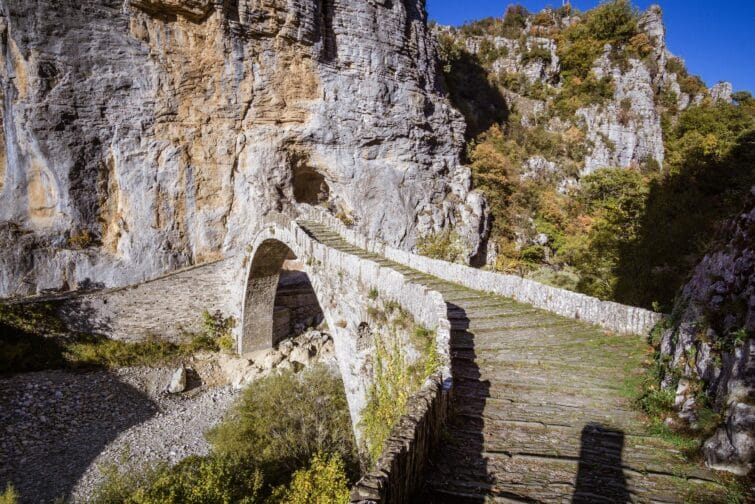 Vue pittoresque du vieux pont en arc de pierre Kokoris à Zagorochoria, Grèce