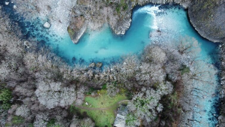 Vue printanière du village de montagne de Zagori avec la rivière Voidomatis en Grèce