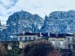 Zagorochoria - un village pittoresque avec des bâtiments traditionnels en pierre en Grèce