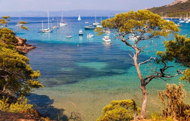 Baie pittoresque avec yachts à l'île de Porquerolles, sud de la France