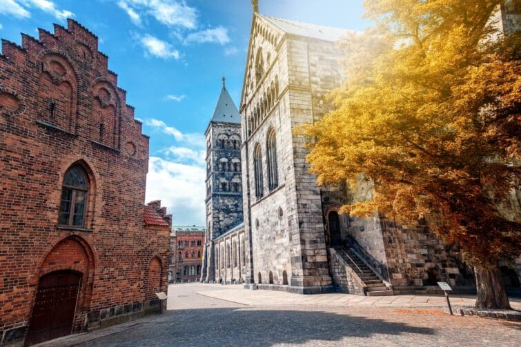 Cathédrale gothique de Lund en Suède, vue extérieure en journée