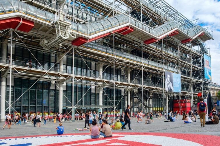 Centre Pompidou à Paris, France, vue extérieure avec visiteurs