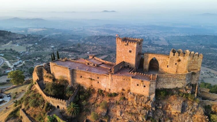 Château d'Alburquerque, forteresse de la fin du Moyen Âge à Badajoz, Espagne