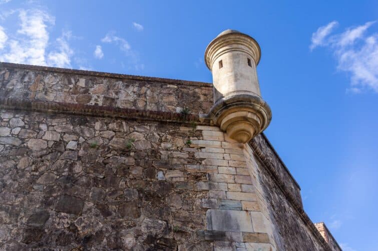 Détail des murs imposants et séculaires de Badajoz