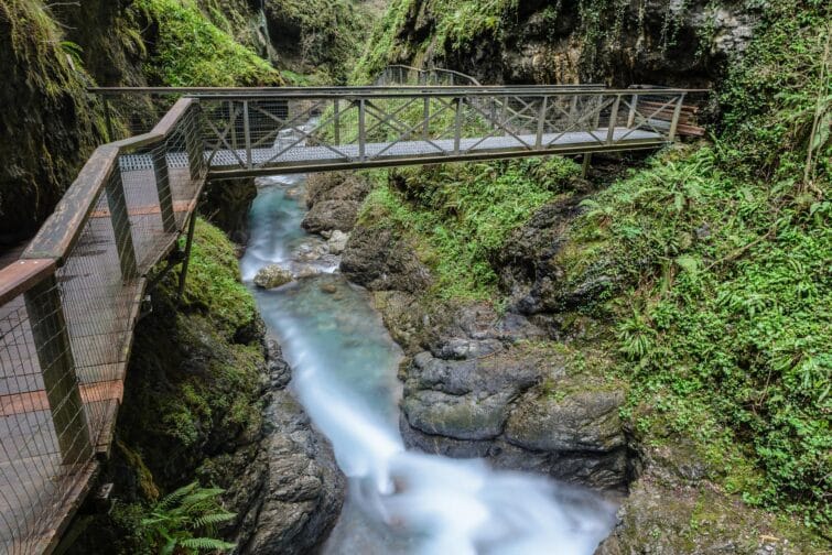 Gorges de Kakuetta, panorama verdoyant et cascade dans le Pays Basque, France