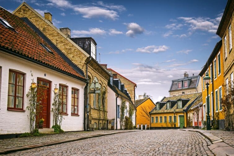 Lund Suède rue médiévale avec maisons colorées et pavées