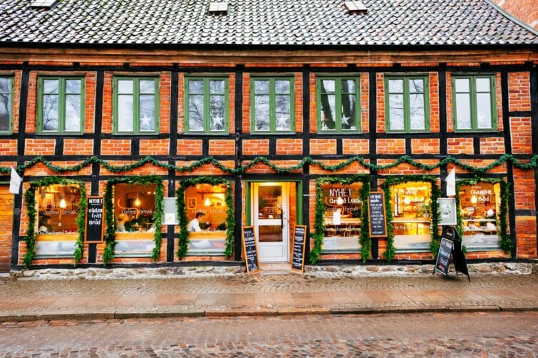 Lund Suède, vue extérieure d'une rue en hiver avec des maisons traditionnelles et des décorations de Noël