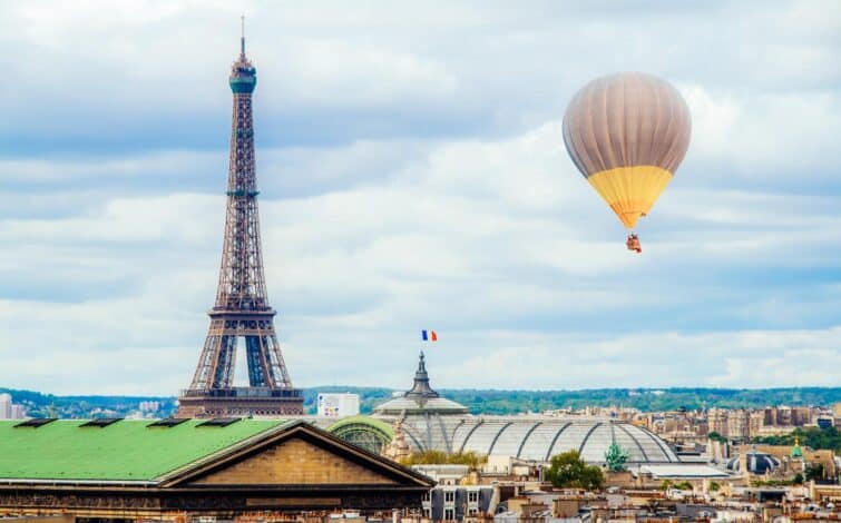 Montgolfière survolant la tour Eiffel à Paris, France