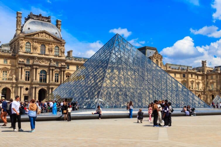 Musée du Louvre à Paris, France, vue extérieure avec des visiteurs