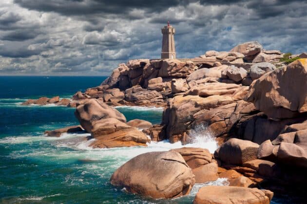 Phare de Mean Ruz à Ploumanac'h, Bretagne, durant une échappée féerique hivernale sur le Sentier des Rochers Roses