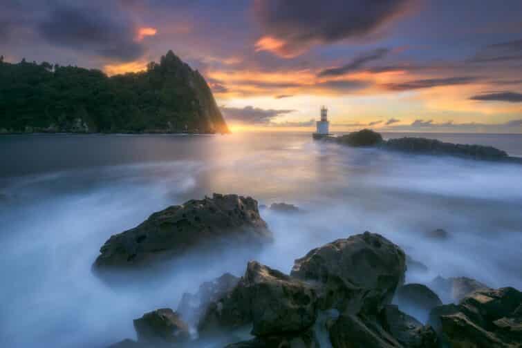 Phare de Pasaia frappé par les vagues, Pays Basque espagnol