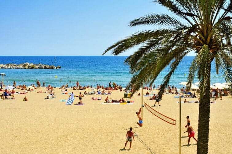 Plage de Barceloneta bondée en été, Barcelone, Espagne