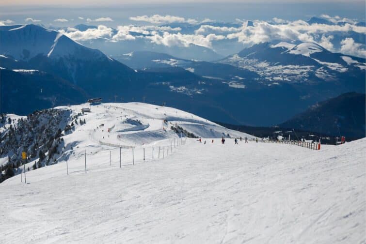 Skieurs sur les pistes de la station de ski de Chamrousse dans les Alpes