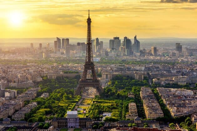 Skyline de Paris avec la Tour Eiffel au coucher du soleil