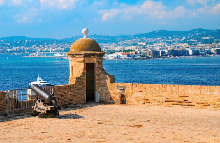 Tour et canon au Fort Royal sur l'île Sainte-Marguerite