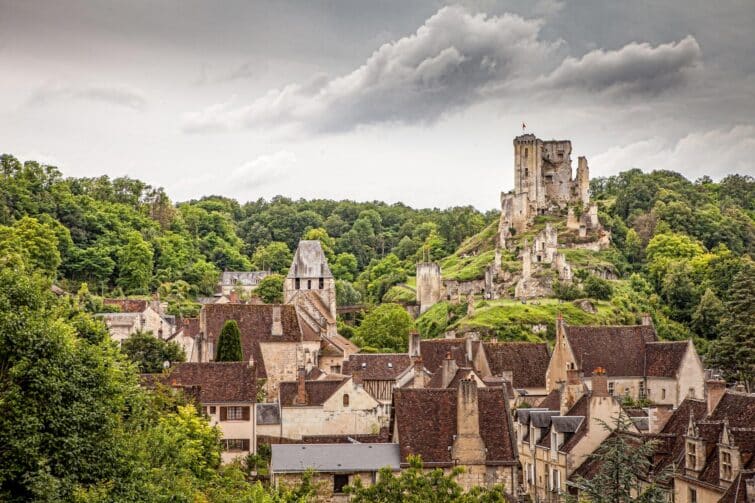 Village médiéval de Lavardin avec maisons troglodytiques dans le Val de Loire, France