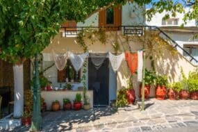 Village traditionnel d'Anogeia, Crète, avec vue sur les montagnes et les maisons typiques