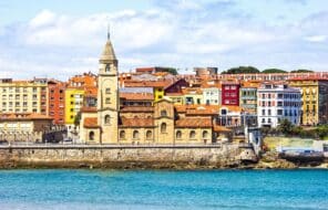 Vue aérienne de Gijón, la perle de la Costa Verde en Espagne