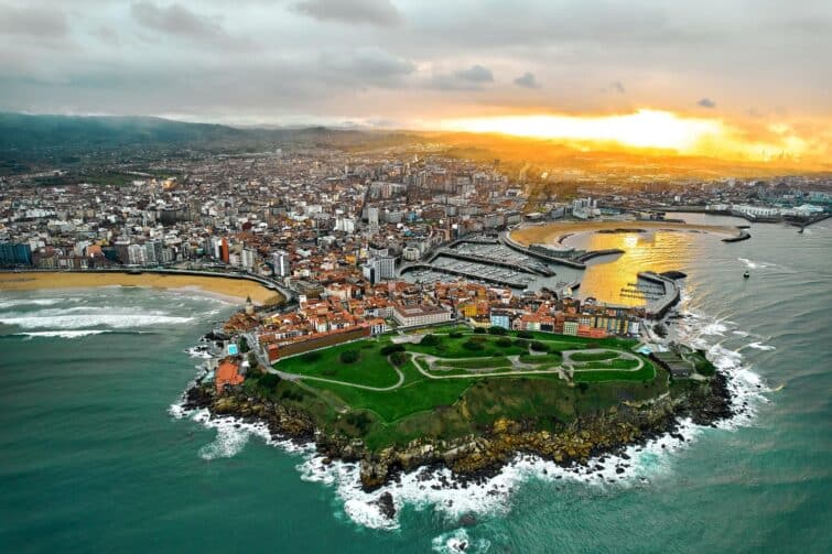 Vue aérienne de Gijón, la perle de la Costa Verde en Espagne