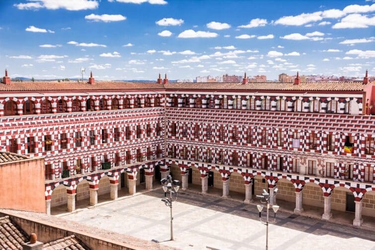 Vue aérienne des façades colorées des maisons à Badajoz