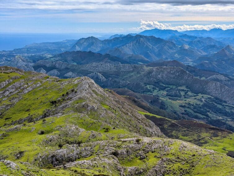 Vue des montagnes de Sierra del Sueve près de Caravia, Asturies, avec ciel bleu clair