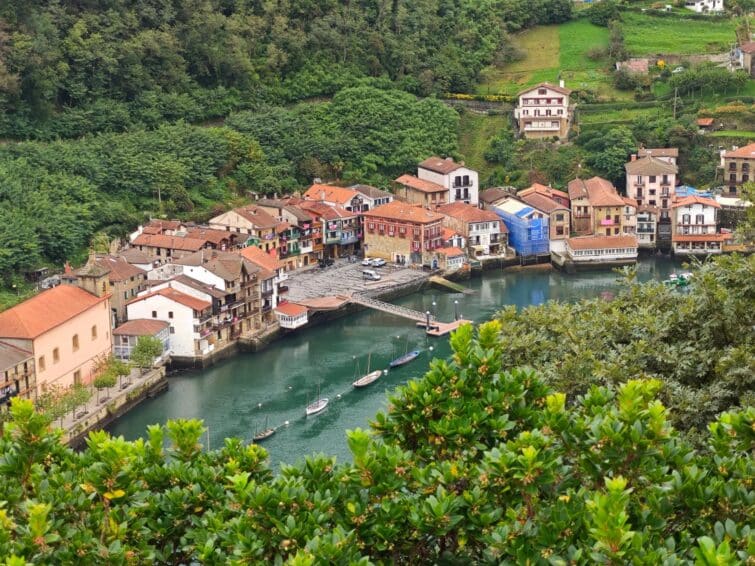 Vue du front de mer avec les maisons colorées de la vieille ville de Pasaia au Pays Basque