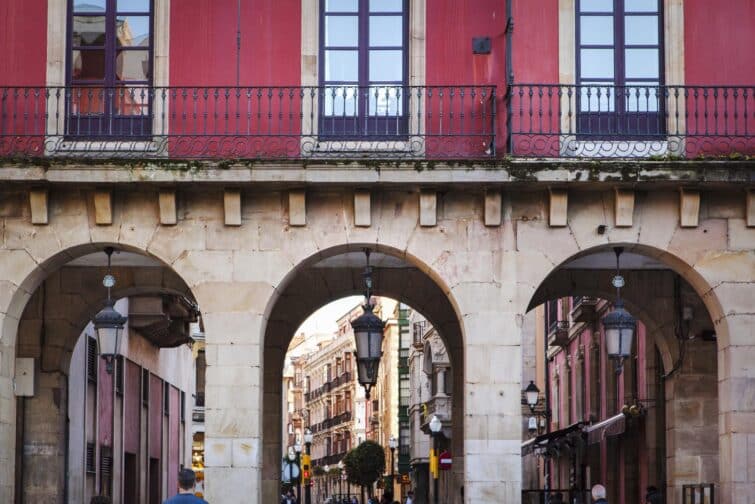 Vue panoramique de la ville de Gijón, mettant en évidence son riche patrimoine culturel et architectural