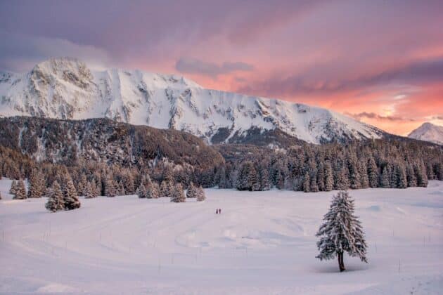 Vue panoramique du coucher de soleil sur les pistes de ski à Chamrousse, station d'hiver près de Grenoble en France