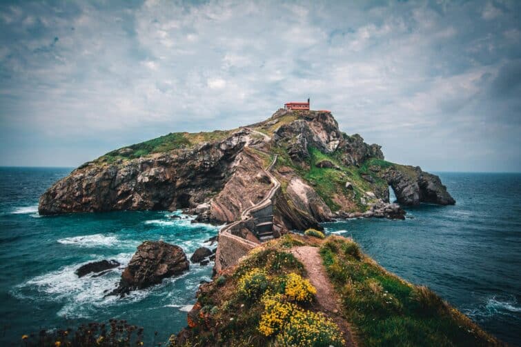 Vue panoramique du monastère de San Juan de Gaztelugatxe sur une île rocheuse à Bilbao, Espagne