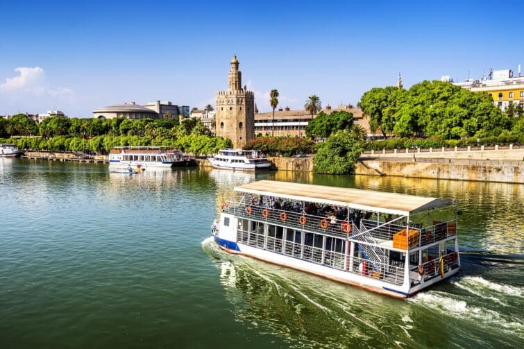 Vue sur la Tour de l'Or (Torre del Oro) le long du fleuve Guadalquivir lors d'une croisière à Séville, Espagne