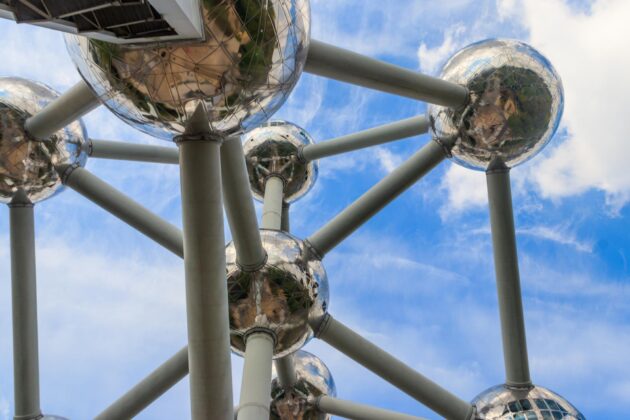 Détails de l'architecture futuriste de l'Atomium