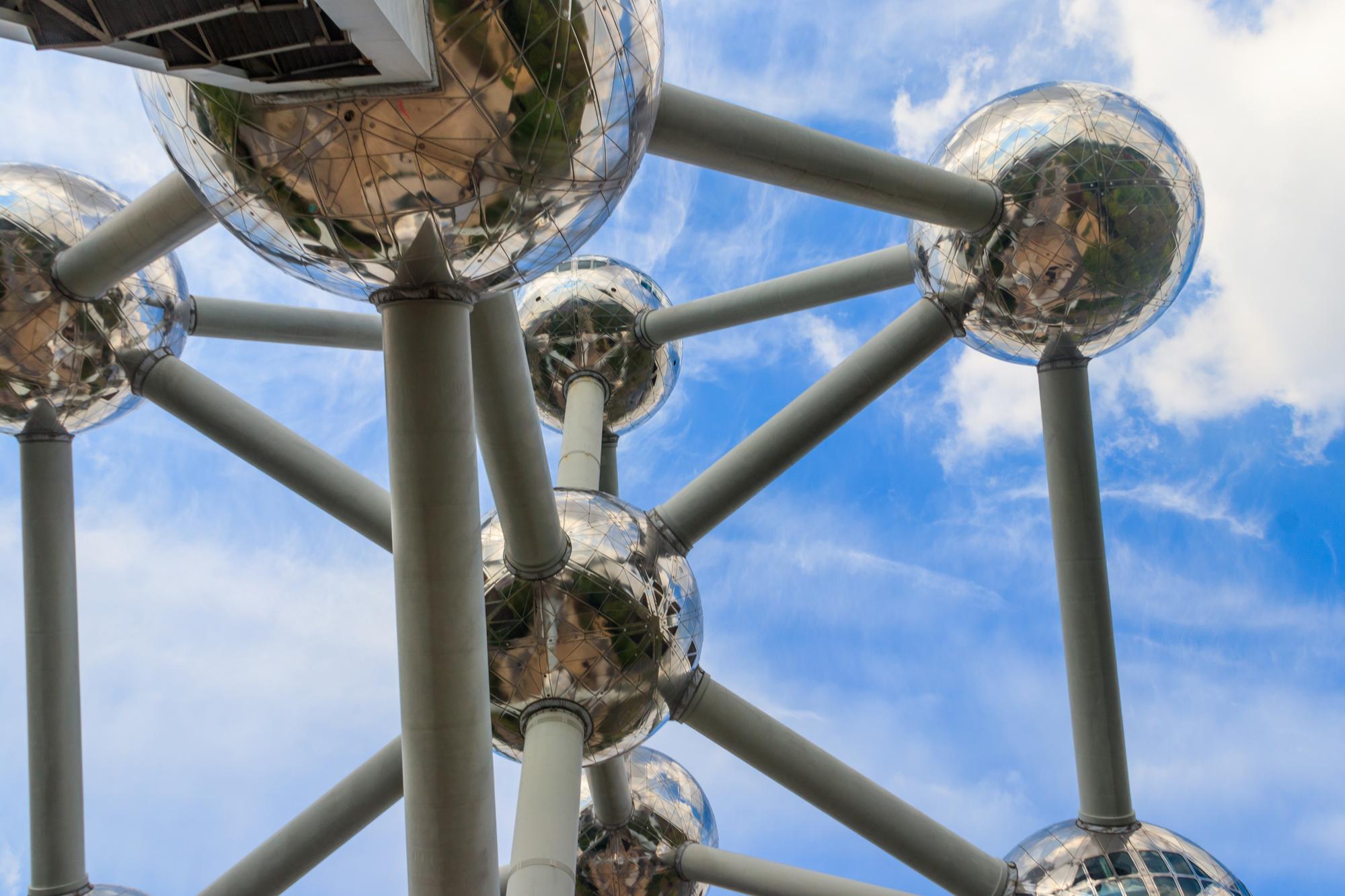 Détails de l'architecture futuriste de l'Atomium