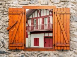 Village d'Ainhoa dans le Pays Basque français, architecture traditionnelle avec maisons à colombages