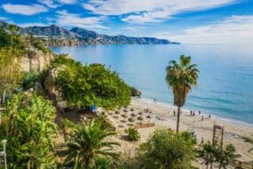 Vue panoramique de Nerja, Costa del Sol, avec maisons blanches et mer Méditerranée en arrière-plan lors d'un jour ensoleillé