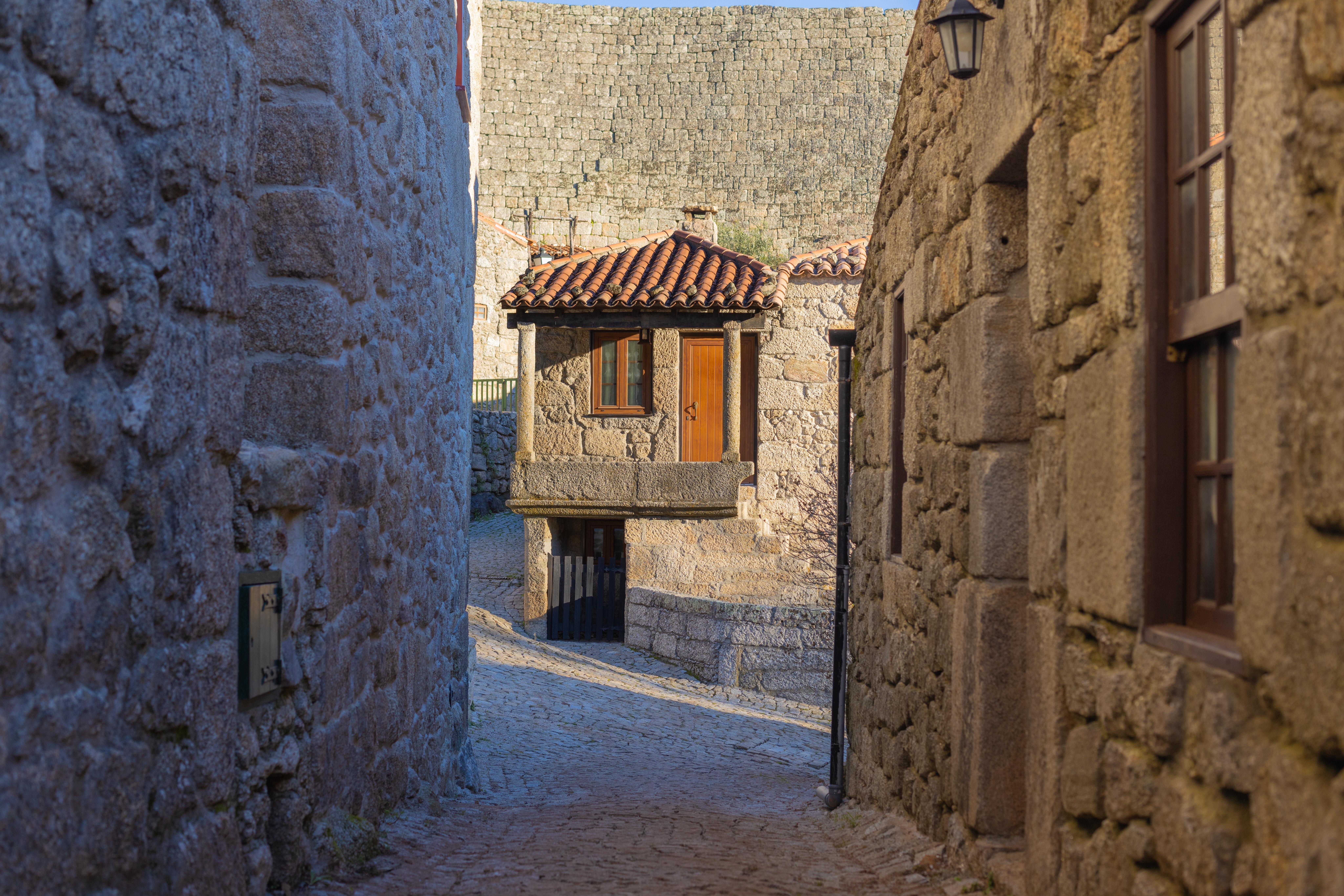 Ce village au Portugal est le secret médiéval le mieux gardé du pays et un véritable musée à ciel ouvert