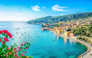 Belle plage dans la baie de Villefranche-Sur-Mer