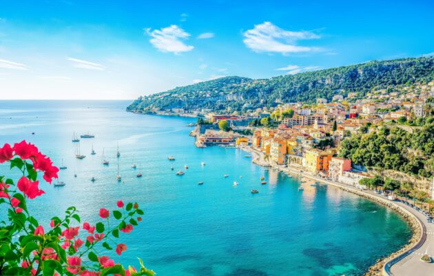Belle plage dans la baie de Villefranche-Sur-Mer