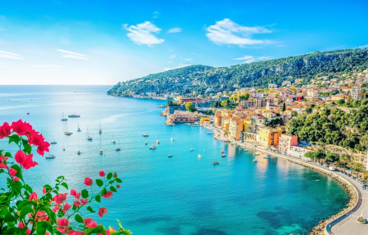 Belle plage dans la baie de Villefranche-Sur-Mer