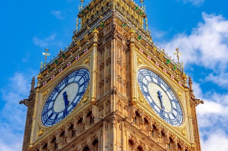 Big Ben et la tour Elizabeth à Londres sous un ciel bleu