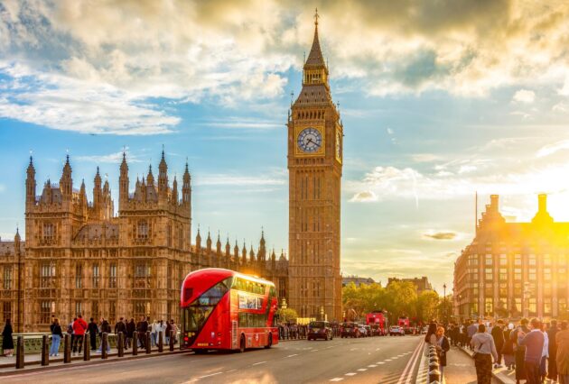 Big Ben et le Parlement britannique à Londres, vue de jour avec ciel clair