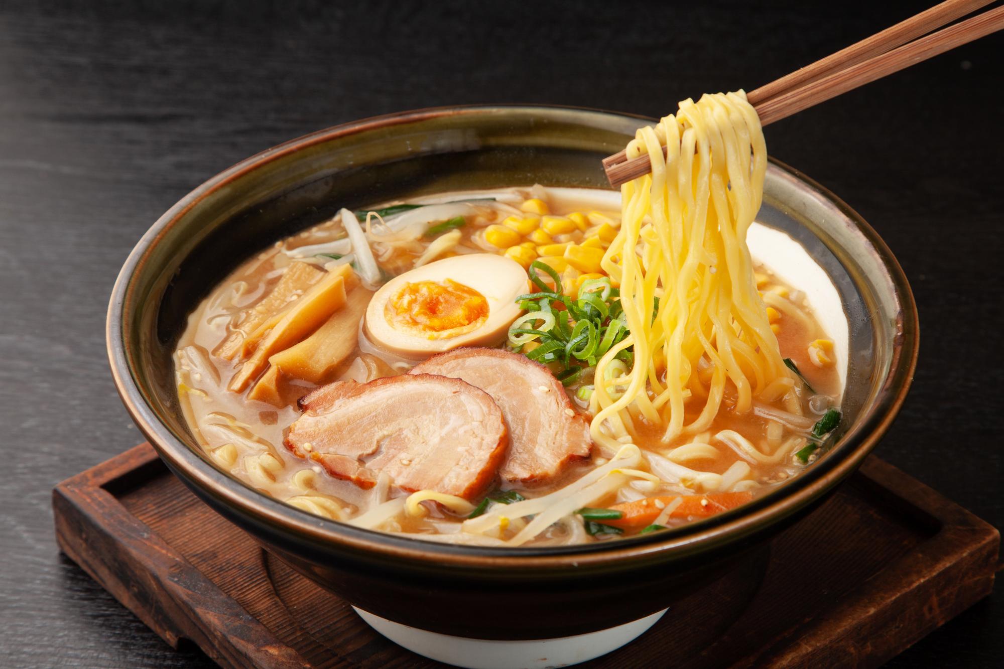 Bol de ramen au miso de Sapporo garni de légumes et de viande