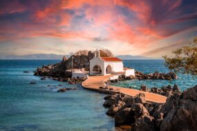 Chapelle d'Agios Isidoros à Chios pendant le coucher du soleil