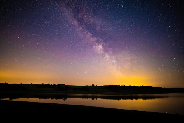 Ciel étoilé nocturne au-dessus du lac Wimbleball, Exmoor, lieu idéal pour l'astronomie